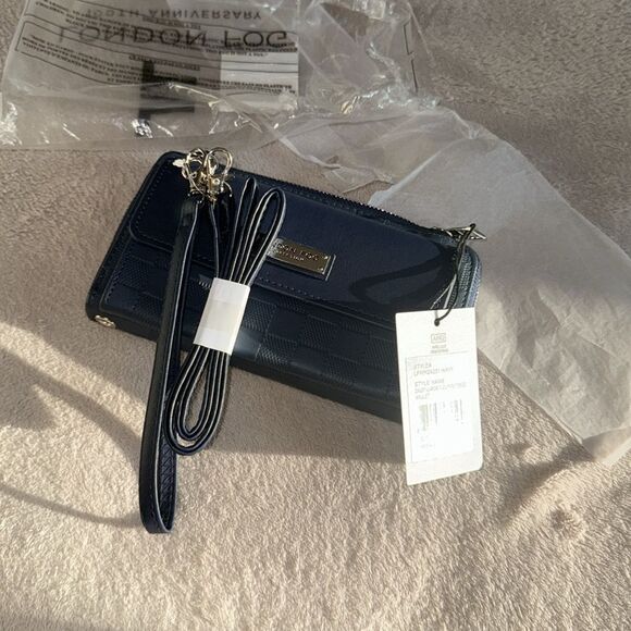 London Fog Navy Daisy large size Embossed Wallet NWT - Picture 10 of 13